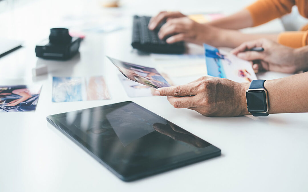 Jak projektuję identyfikację wizualną, która rośnie razem z Twoją firmą.